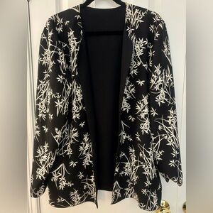 Reversible Jacket sz 1X, side 1: Black & Cream Floral side 2: Solid Black Crepe